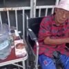 Bikin Sedih, Pak Tarno Jualan Ikan Cupang Sambil Duduk di Kursi Roda usai Stroke